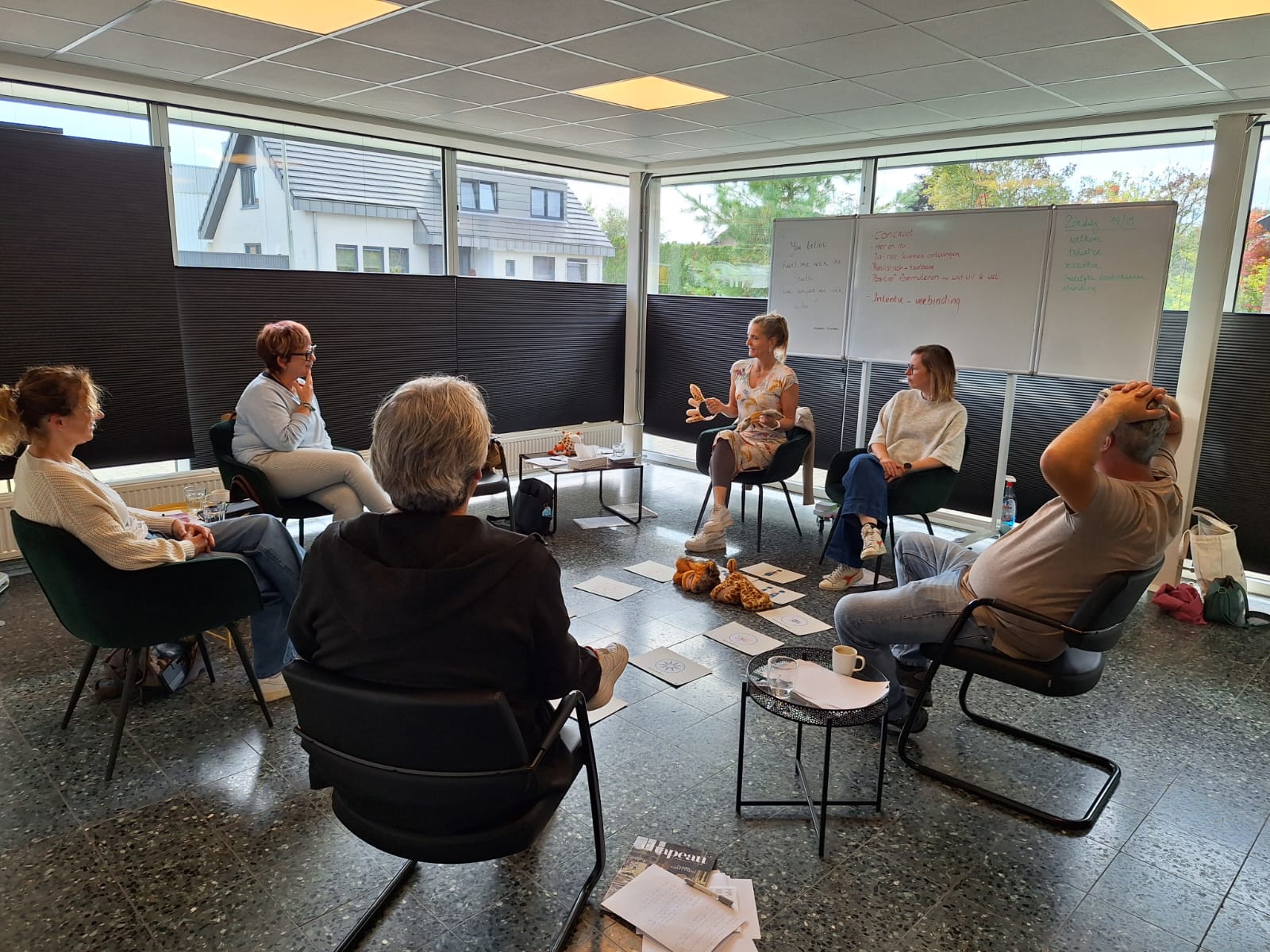 Diverse team in kantoor samenwerken en communiceren